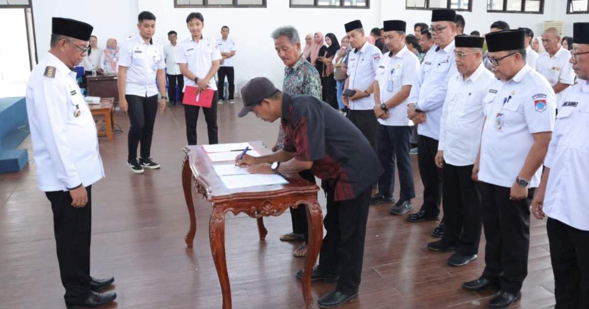 Panitia Kabupaten dan Panitia Desa menandatangani Pakta Integritas Pemilihan Sangadi Boltim 2026.
