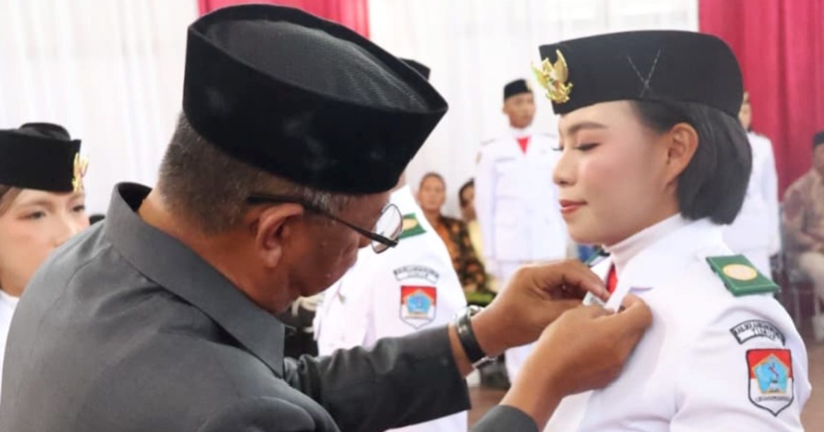 Penyematan lencana kepada perwakilan anggota Paskibraka Boltim 2026