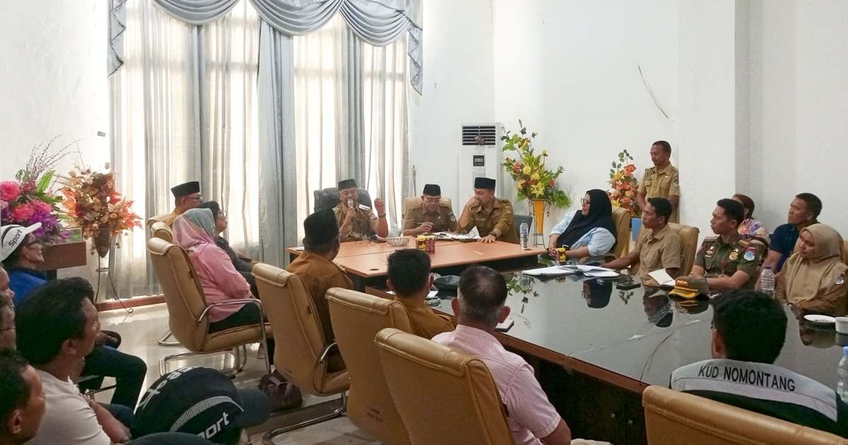 Bupati Boltim Oskar Manoppo saat berdialog dengan masyarakat Desa Lanut