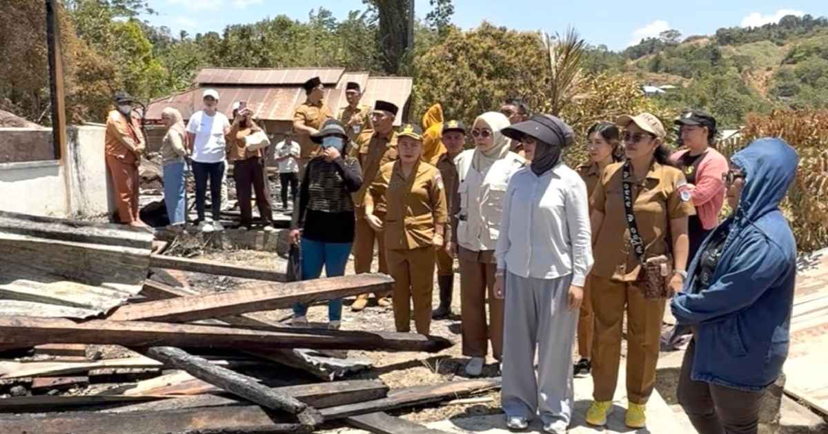 Rosita Pobela menyerahkan bantuan kepada korban kebakaran di Desa Lanut