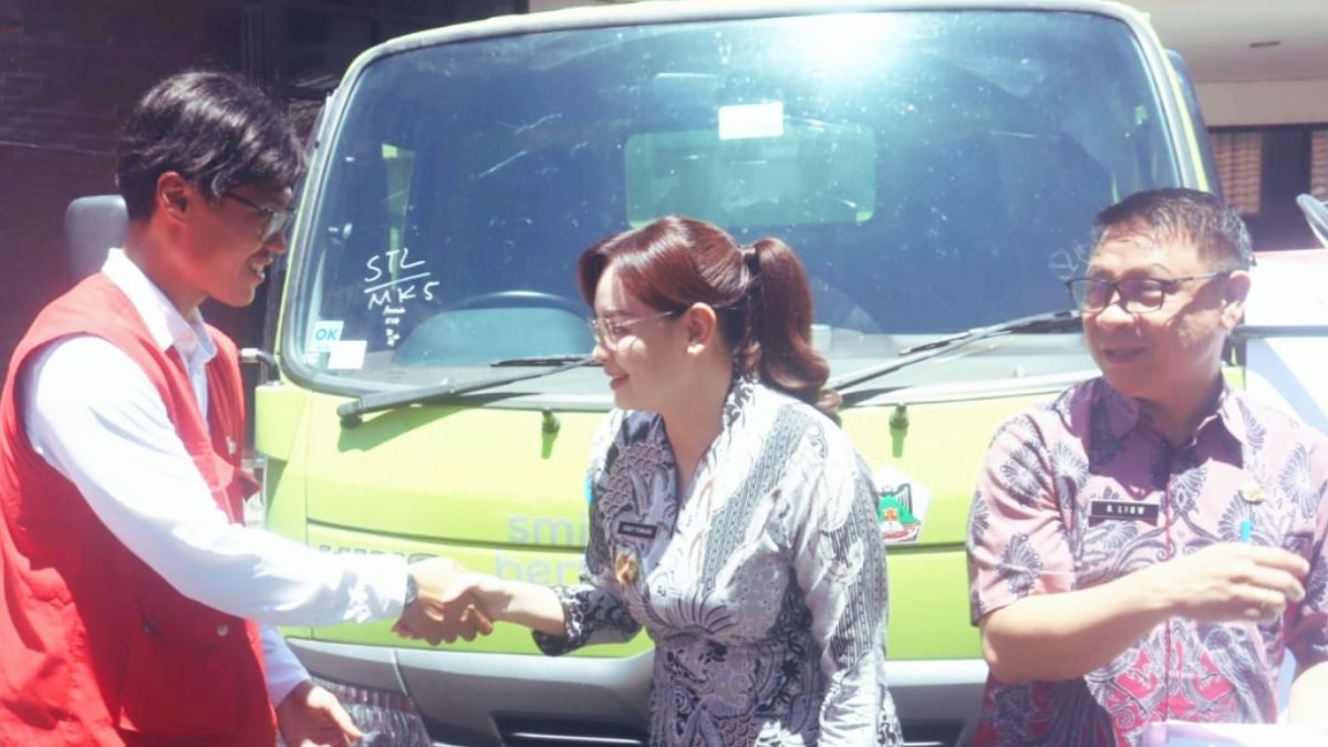 bantuan truk sampah Tomohon