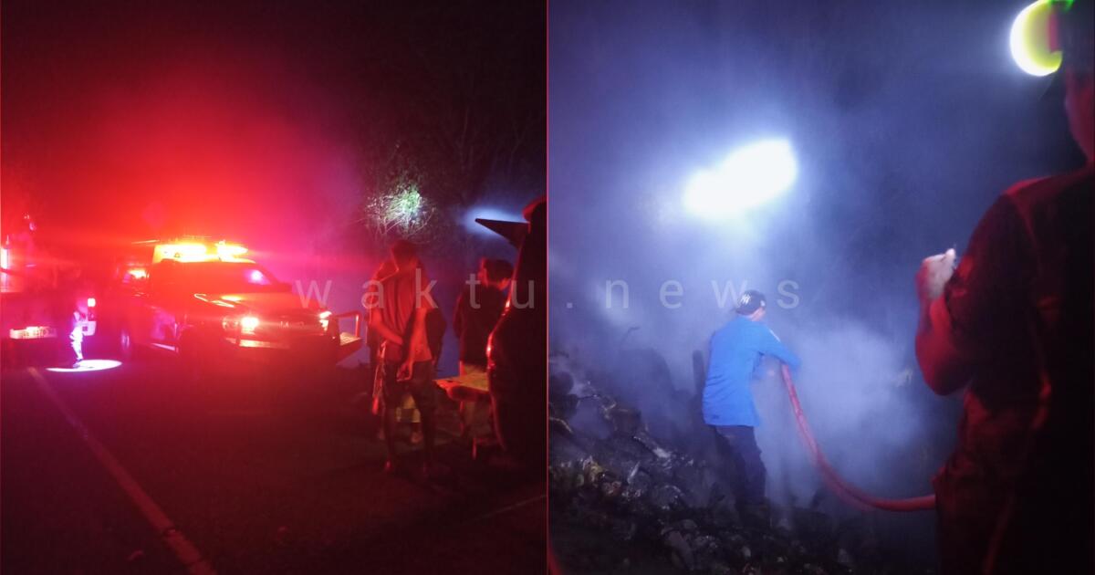 Personel Damkar Boltim memadamkan kebakaran di tempat pembuangan sampah.