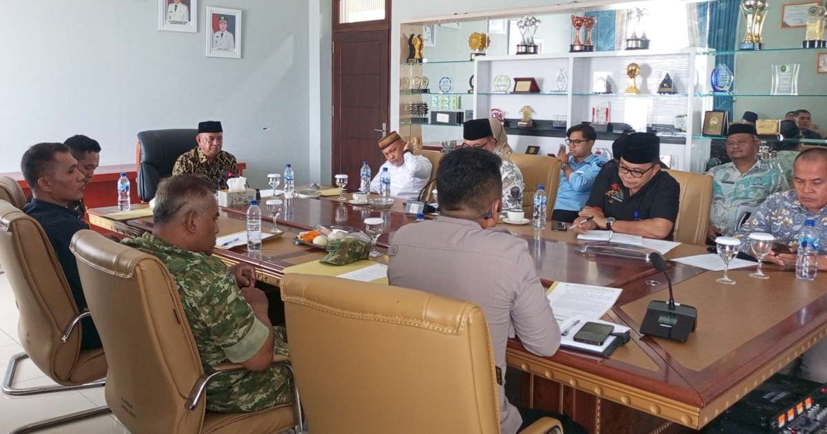 Bupati Boltim Oskar Manoppo memimpin rapat Forkopimda