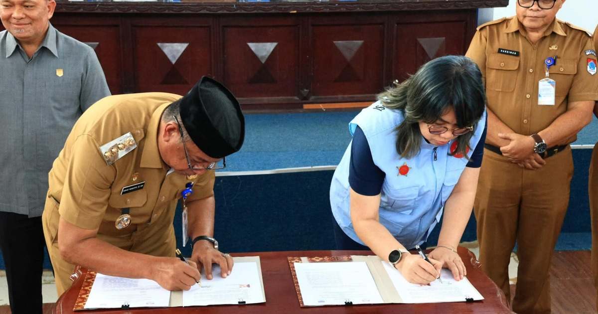 Bupati Boltim Oskar Manoppo menandatangani kesepakatan pencegahan korupsi dengan Forum PAKSI Sulut.