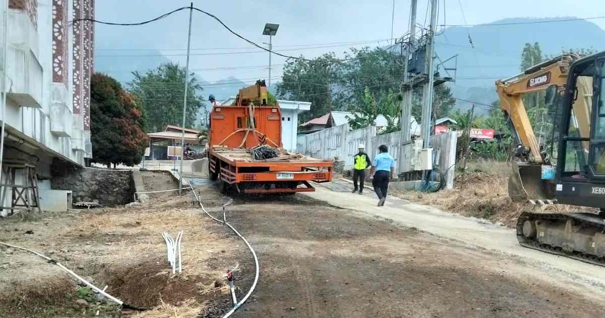 PT Brantas Abipraya menjaga lingkungan proyek RSUD Boltim dengan sistem penyiraman otomatis.