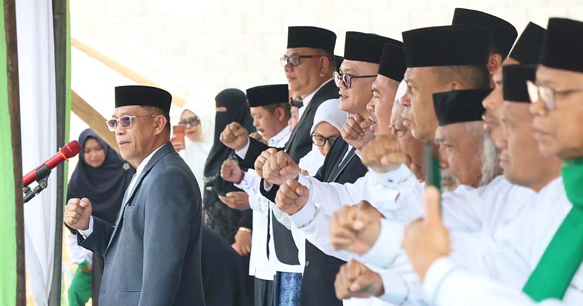Sekda Boltim Iksan Pangalima saat memimpin upacara Hari Santri Nasional 2026.