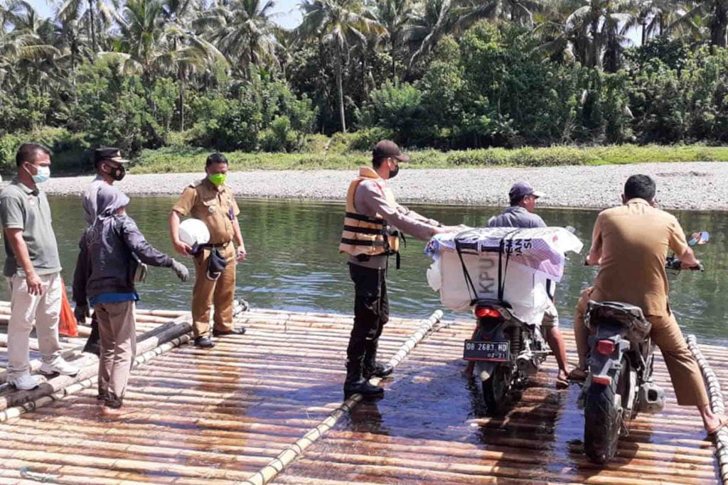 Polres Bolmut Kawal Distribusi Logistik Pilkada 2020