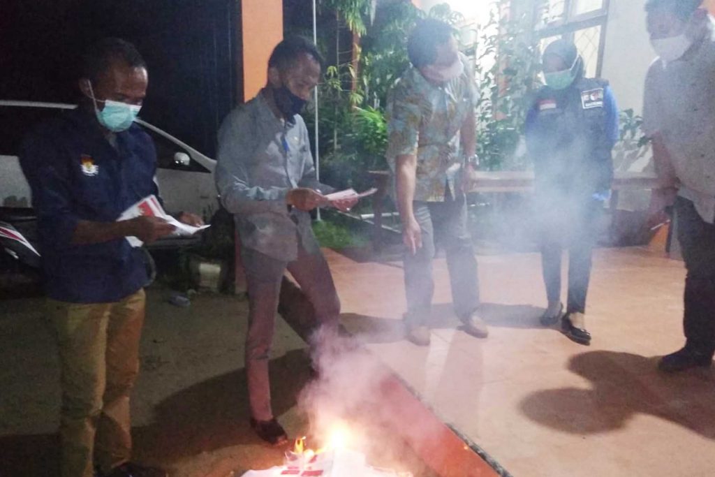 KPUD Bolmut Musnahkan 93 Surat Suara Rusak dan Berlebih