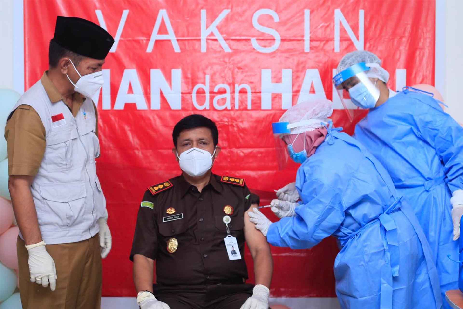 Kajari Bolmut Orang Pertama Yang Divaksin Covid-19