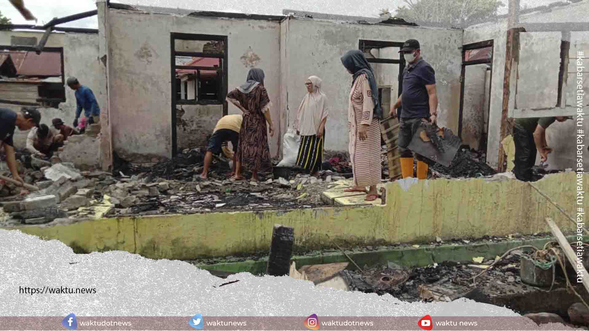 Aksi Wakil Bupati Boltim Bersihkan Puing Kebakaran