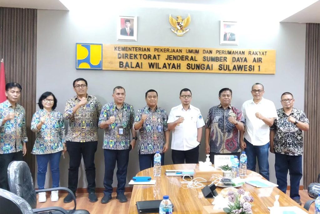 Bupati Sirajudin Lasena Bawah Mobil Tangki Air