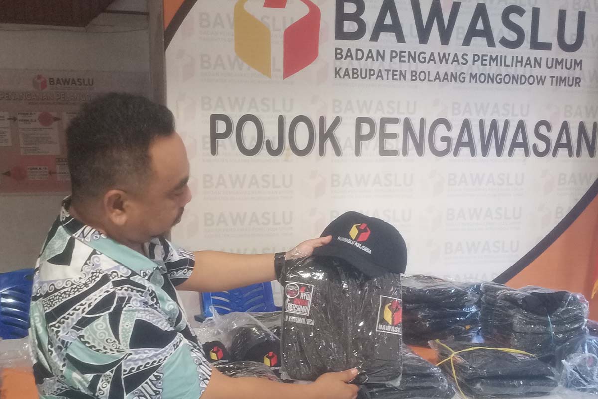 Bawaslu Boltim Serahkan Atribut Pemilu 2024