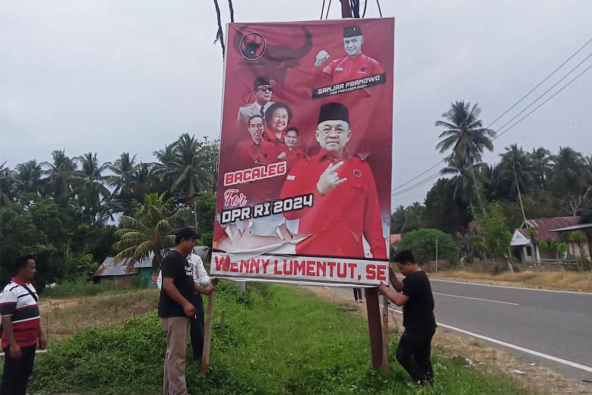 PDI-P Boltim Turunkan Baliho Caleg