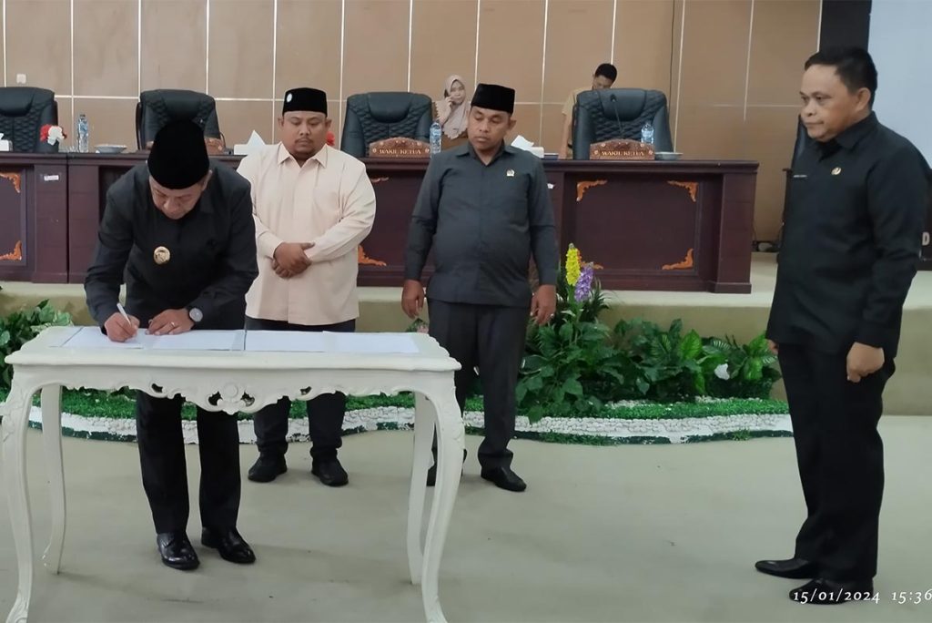 Wakil Bupati Boltim Oskar Manoppo Teken Nota Kesepakatan Ranperda Pencegahan Perkawinan Usia Anak dan Ranperda tentang Kepemudaan.