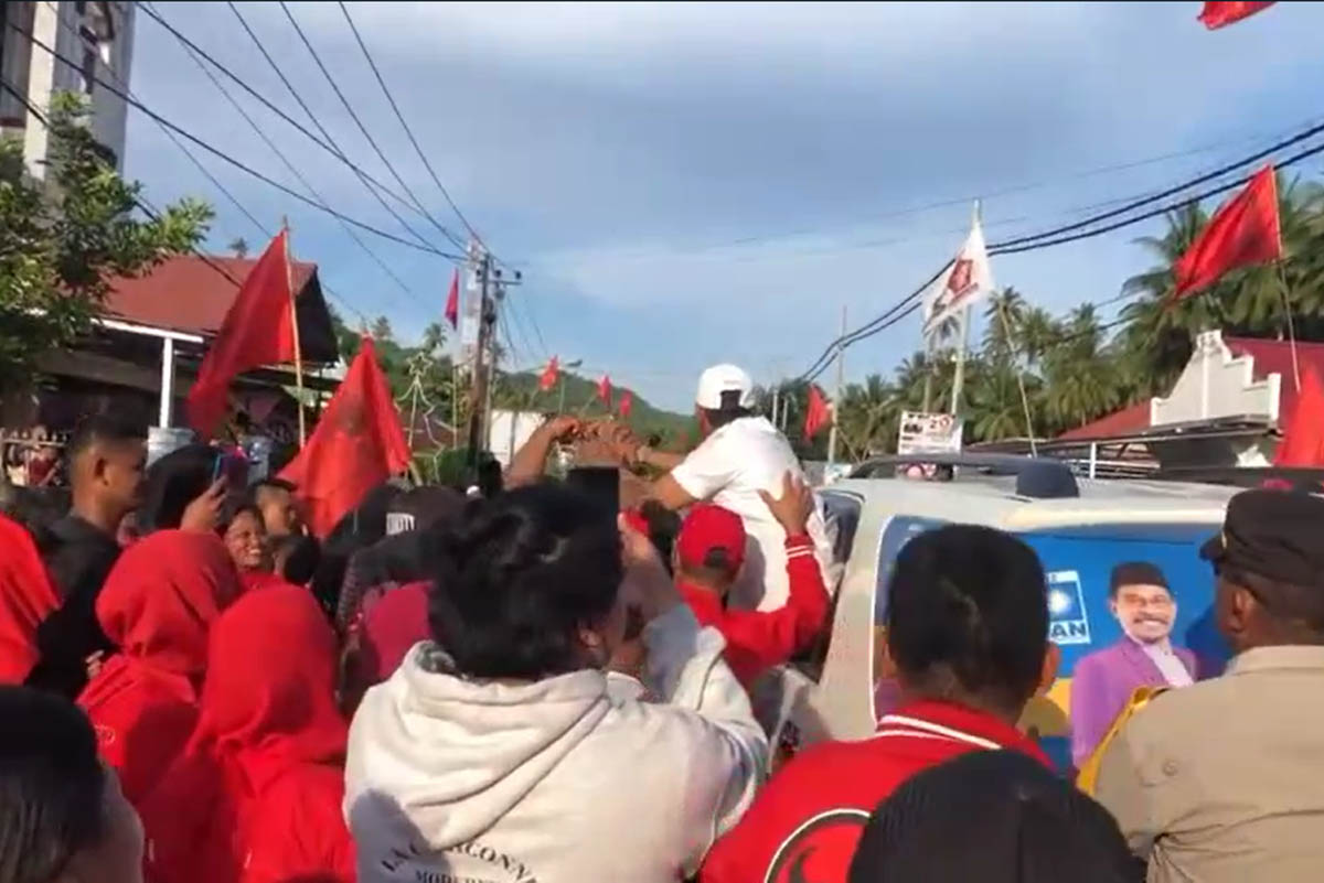 Massa PDI-P Boltim Serbu Sehan Landjar