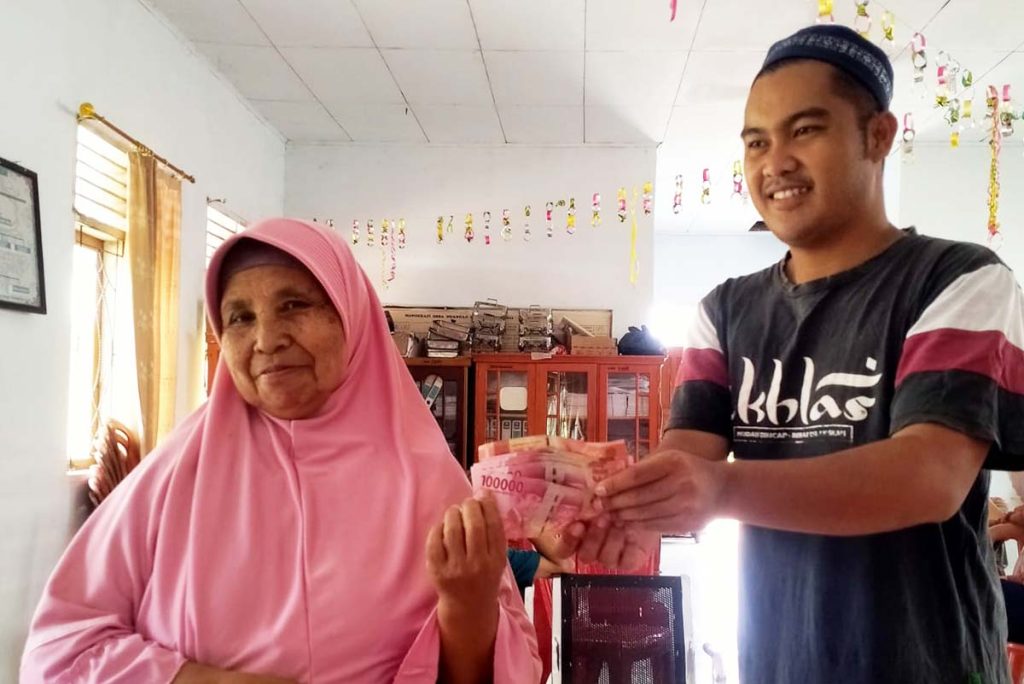 Pemdes Nuangan Salurkan BLT DD Tahap I Tahun 2024