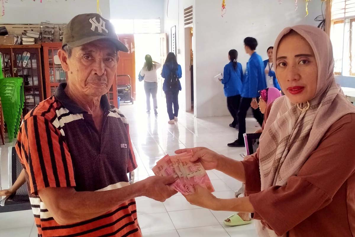 Pemdes Nuangan Salurkan BLT DD Tahap I Tahun 2024