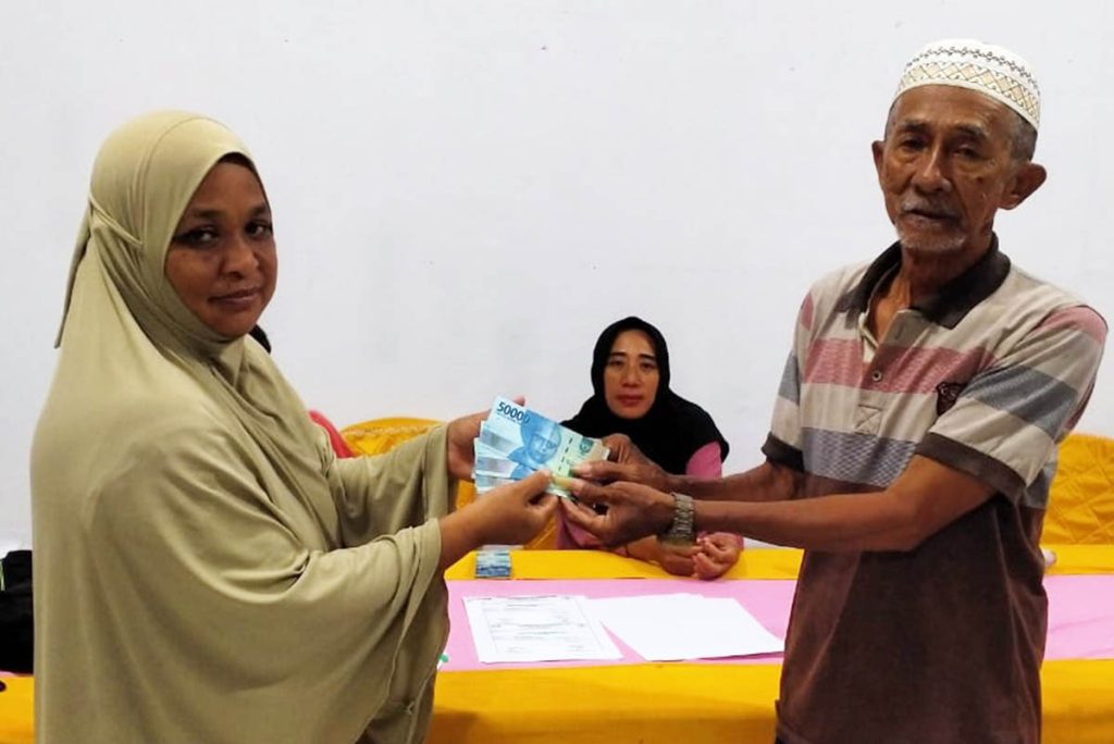 Pemdes Nuangan Salurkan BLT DD 2024