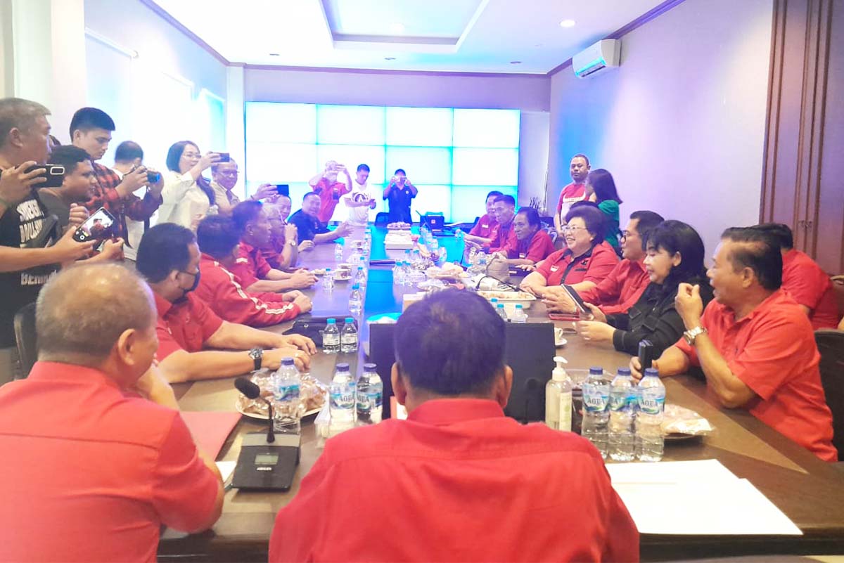 DPD PDI-P Sulut Serahkan Tiket Emas Calon Kepala Daerah