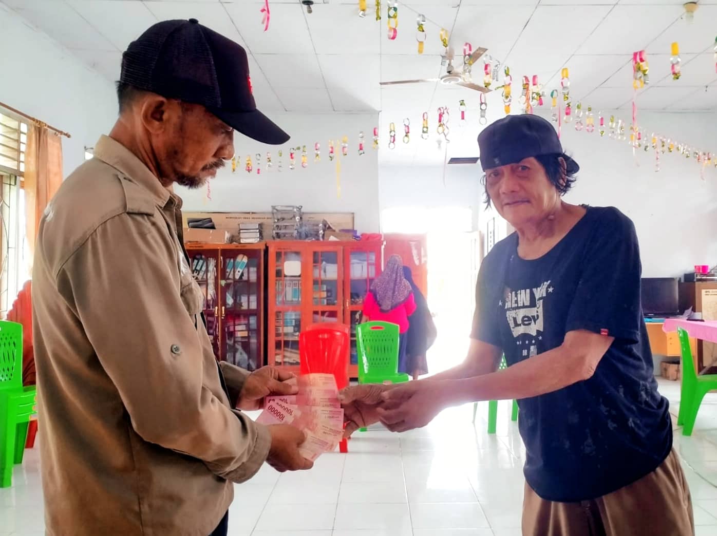 Pemdes Nuangan Salurkan BLT DD Tahun 2024
