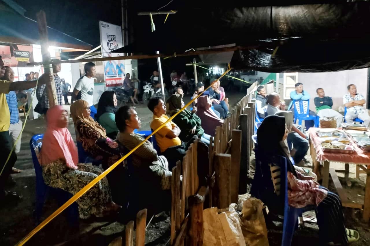 Desa Loyow Bergemuru, Sorakan "Oskar Argo Menang!" Menggema