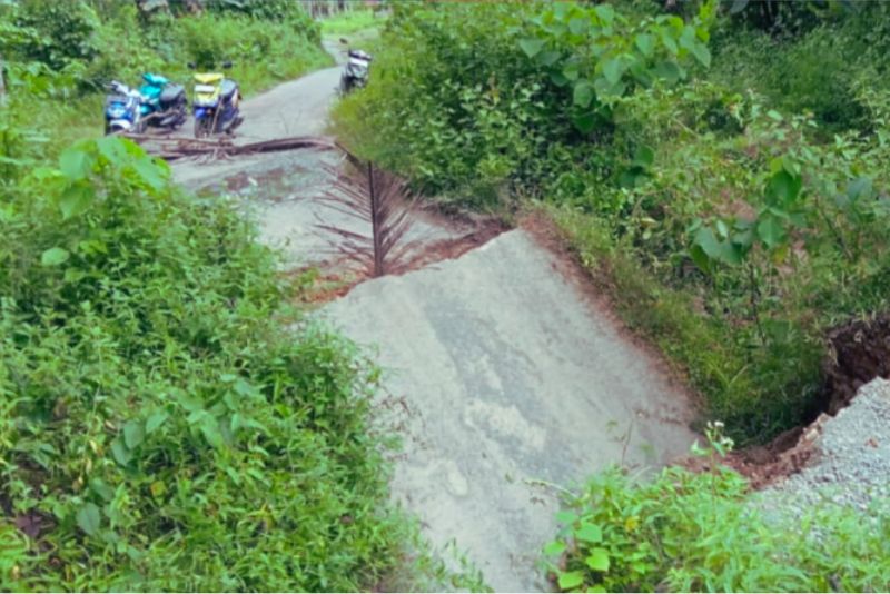 Pemkab Bolmut Tangani Jalan Putus di Desa Mome