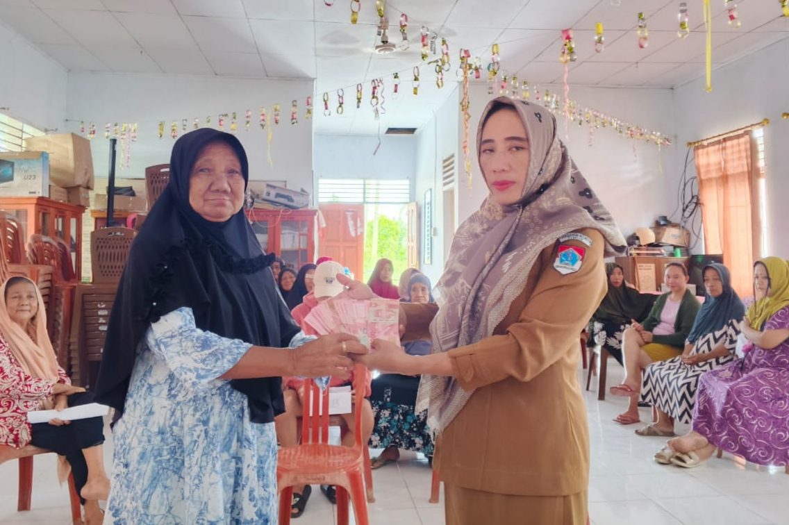 Pemdes Nuangan Salurkan BLT-DD Tahun 2025
