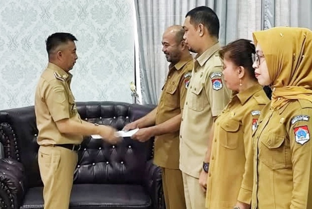 Wabup Boltim Argo Sumaiku Serahkan SK Plt Kepada 14 PNS, Erman Mokodompit Jabat Kadis Perikanan