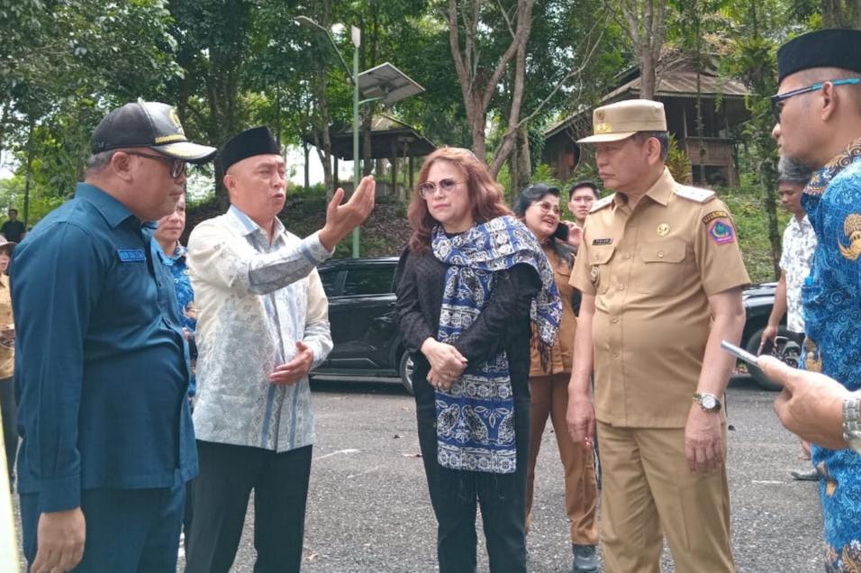 Wakil Bupati Bolaang Mongondow Timur Argo Vinsensius Sumaiku mendampingi Wakil Gubernur Sulawesi Utara Victor Mailangkay saat meninjau sejumlah destinasi wisata, Senin (17/3/2025).
