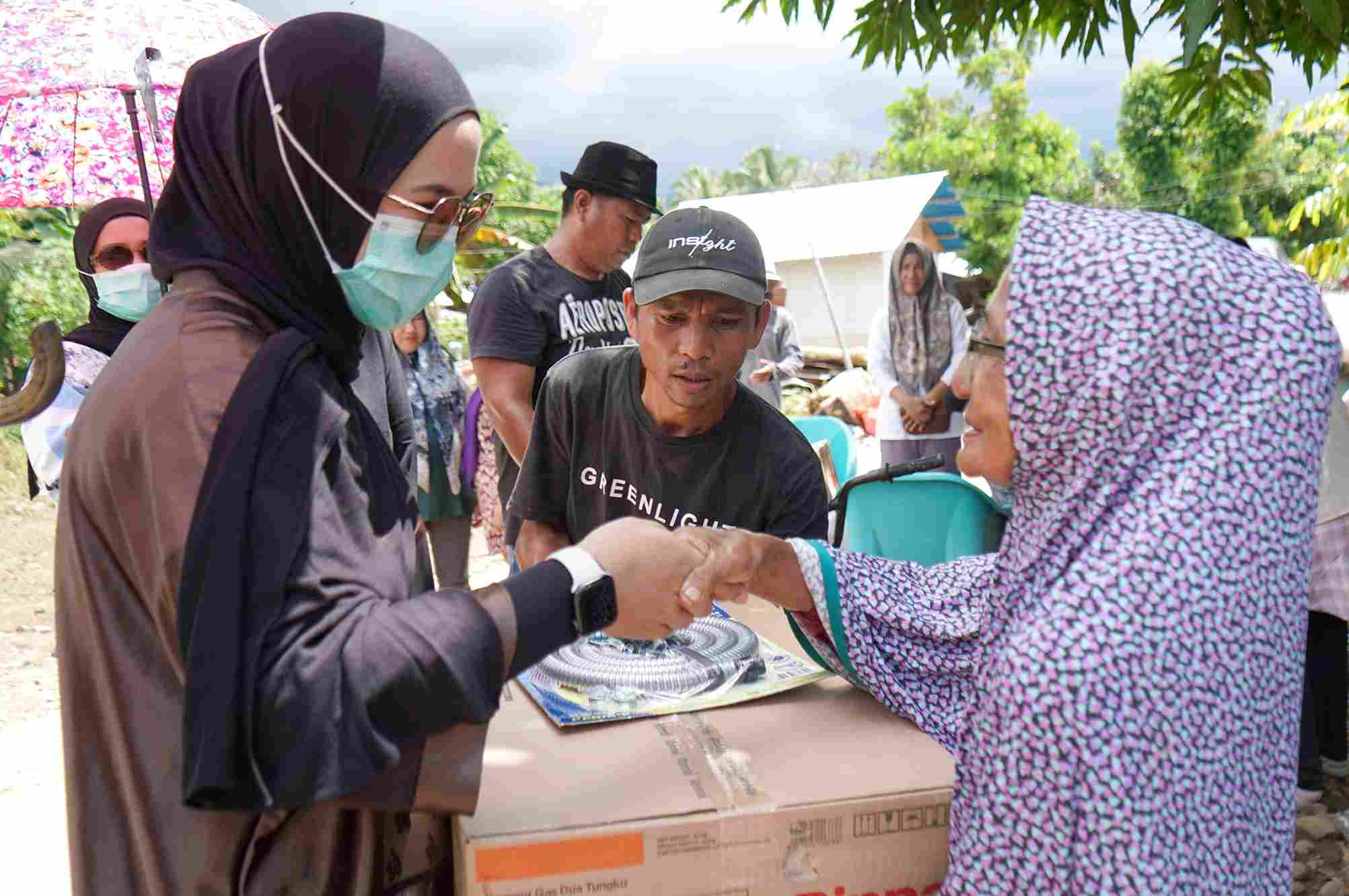 Ketua TP-PKK Boltim Rosita Pobela Salur Bantuan untuk Warga Terdampak Banjir di Desa Togid