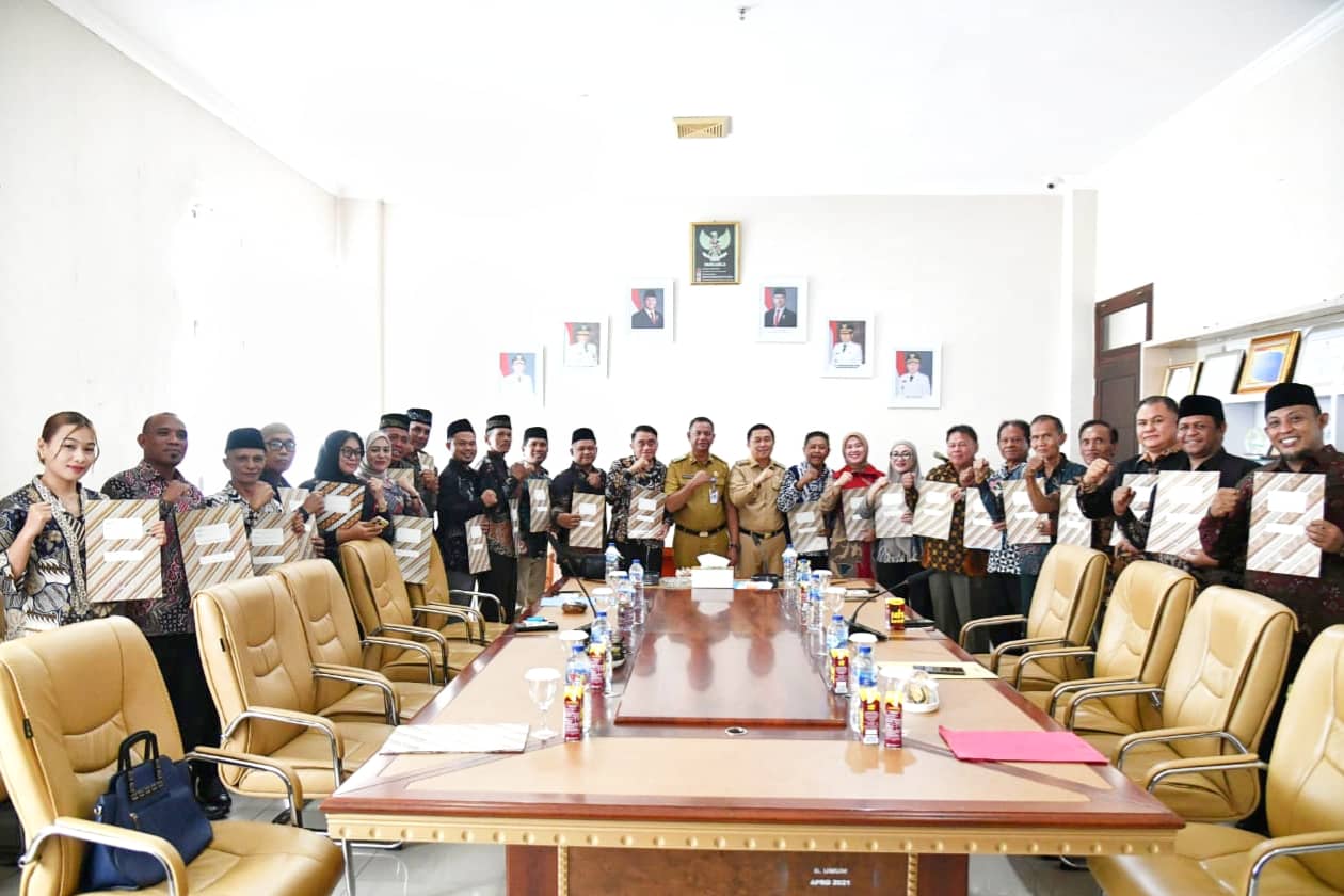 Bupati Boltim Oskar Manoppo Serahkan SK 26 Tenaga Ahli, Siapa Saja Mereka?