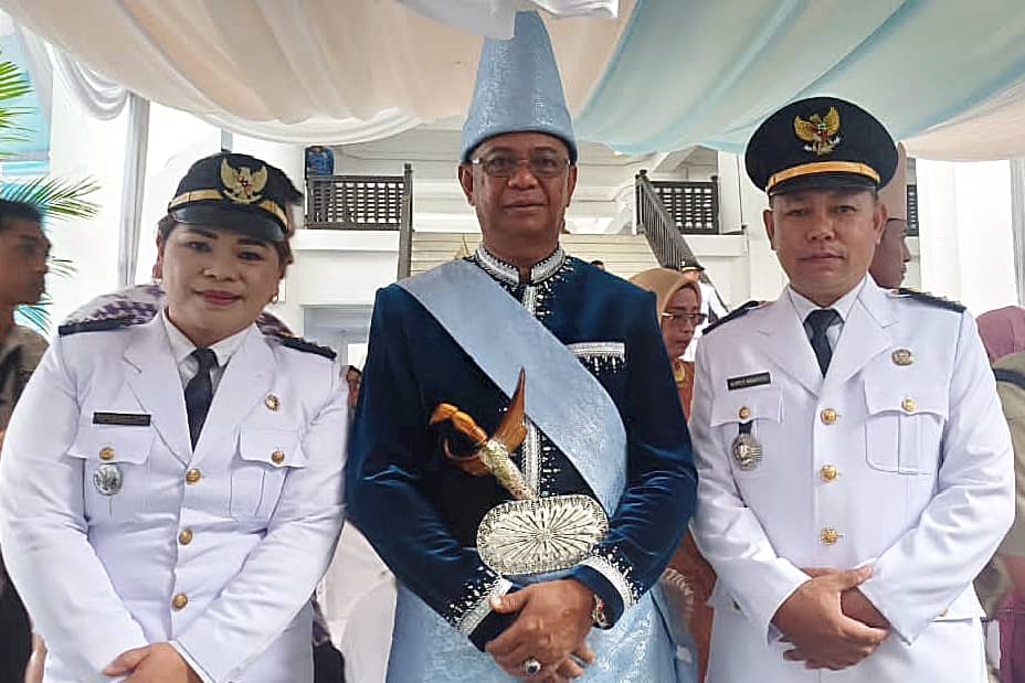 bupati boltim dan camat nuangan di upacara hut sulut 61
