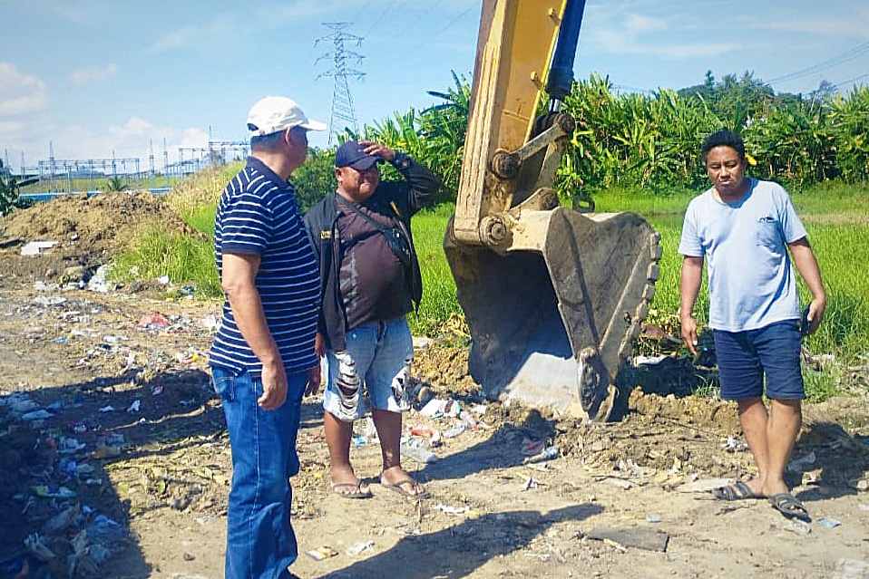 Bupati Boltim Oskar Manoppo saat meninjau TPS sementara di Tutuyan