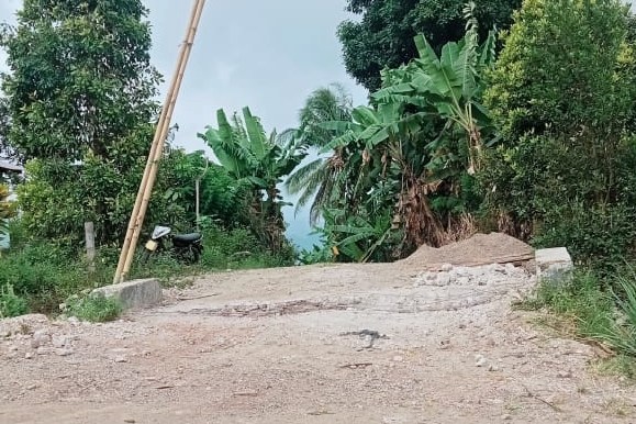 Plat Duiker Bai Boltim rusak parah akibat kendaraan berat melintas.