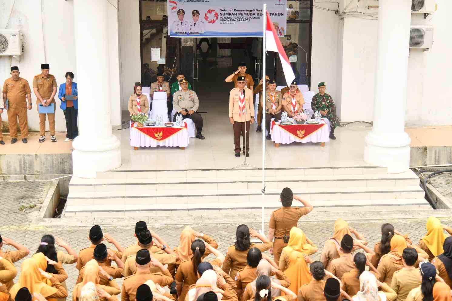 Bupati Boltim Oskar Manoppo berdiri sebagai Inspektur Upacara Hari Sumpah Pemuda ke-97