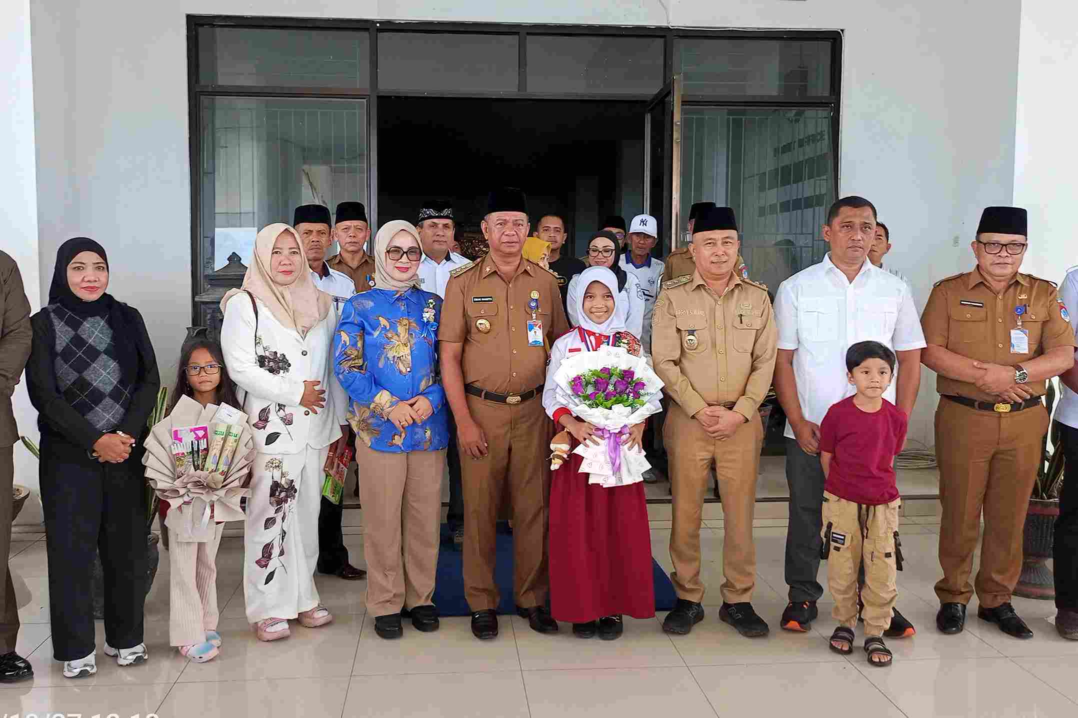 Dewi Athena disambut dengan prosesi adat di Kantor Bupati Boltim setelah meraih medali emas IMSCC di Korea Selatan.