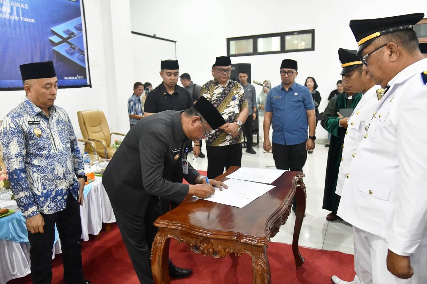 Bupati Boltim Oskar Manoppo bersama Wakil Bupati Argo Vinsensius Sumaiku menandatangani dokumen usai pelantikan pejabat Boltim.