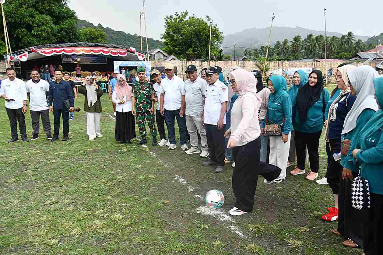 Ketua TP-PKK Boltim Rosita Pobela menendang bola pertama di pembukaan TP-PKK Cup 2025