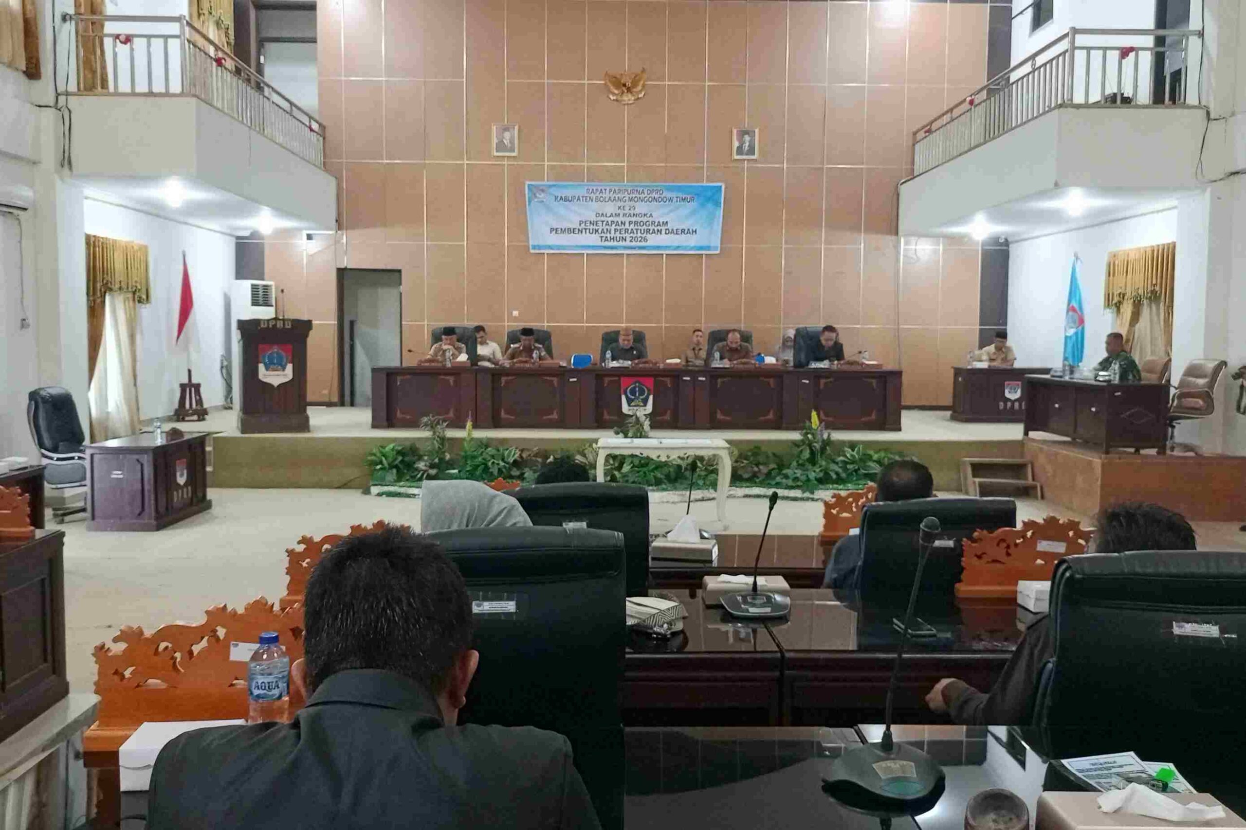 Ketua DPRD Boltim Samsudin Dama memimpin rapat paripurna penetapan Propemperda 2026