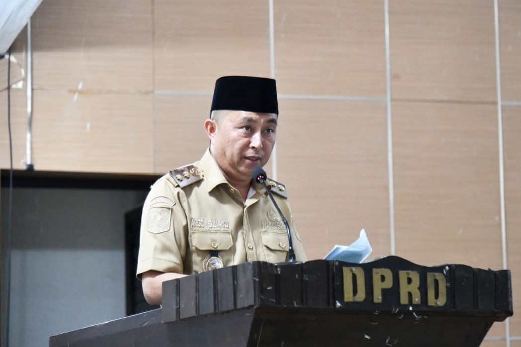 Wabup Boltim Argo Sumaiku saat rapat paripurna sengketa lahan HGU PT Ranomut