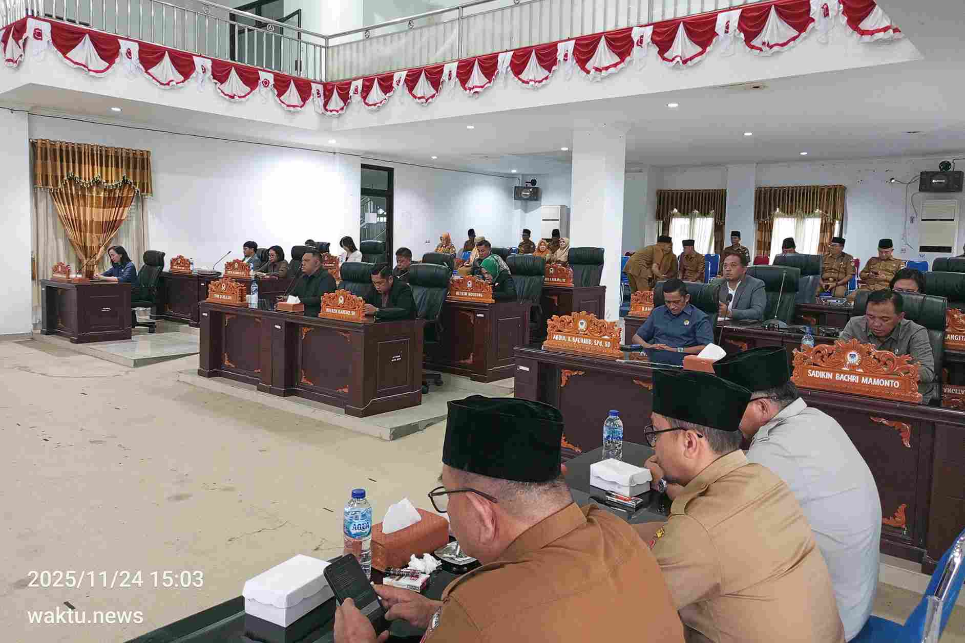 Suasana rapat paripurna DPRD Boltim saat pembacaan rekomendasi Pansus sengketa lahan HGU PT Ranomut.