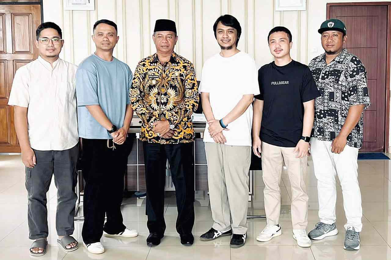 Komunitas Braga Mongondow usai menerima bantuan paket alat musik baru dari Pemkab Boltim