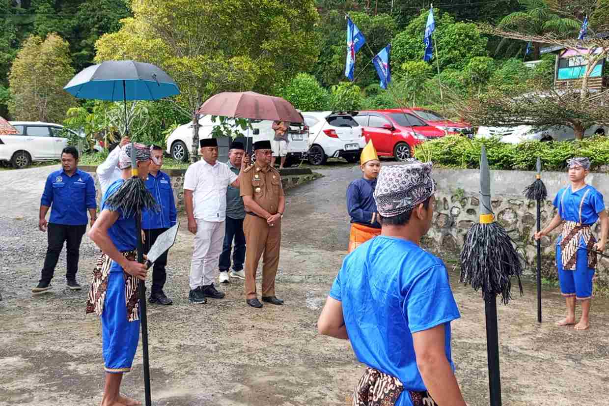 Bupati Boltim Oskar Manoppo disambut adat saat tiba di lokasi Rakercab Demokrat Boltim didampingi Ketua DPC Argo Sumaiku
