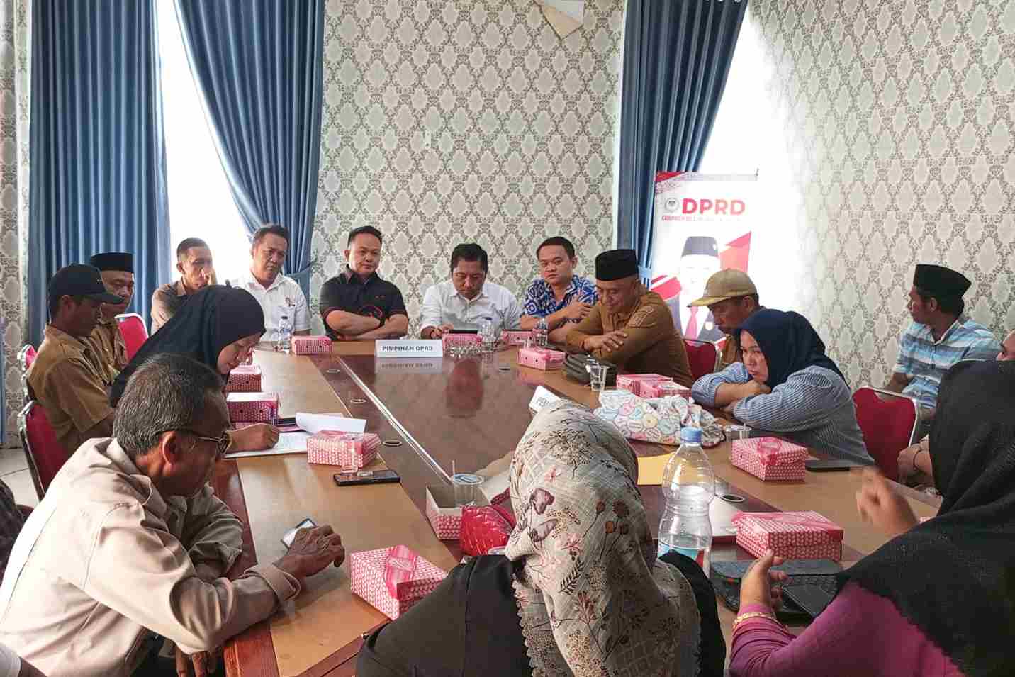 Wakil Ketua DPRD Boltim Medy Lensun saat mediasi pembayaran aparat desa
