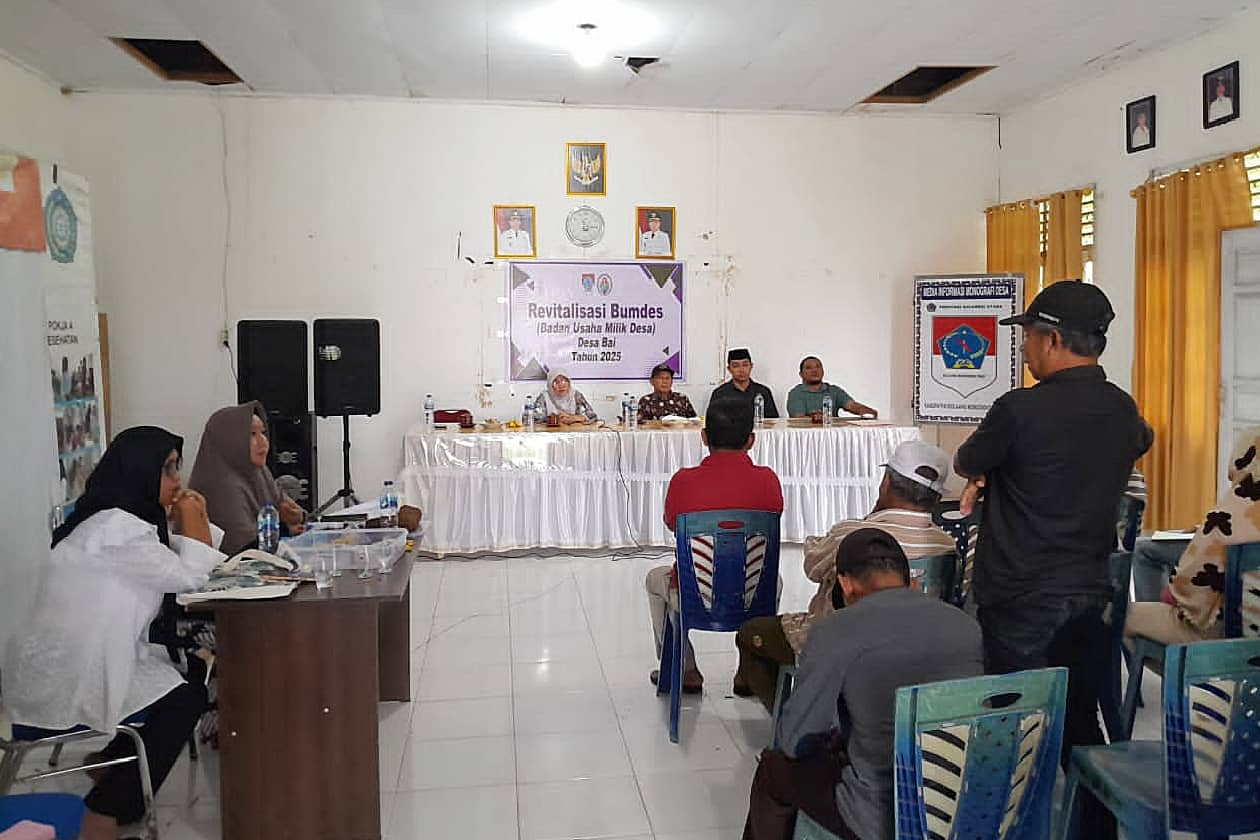 Peserta Musdes Khusus Desa Bai membahas revitalisasi BUMDes dan ketahanan pangan.