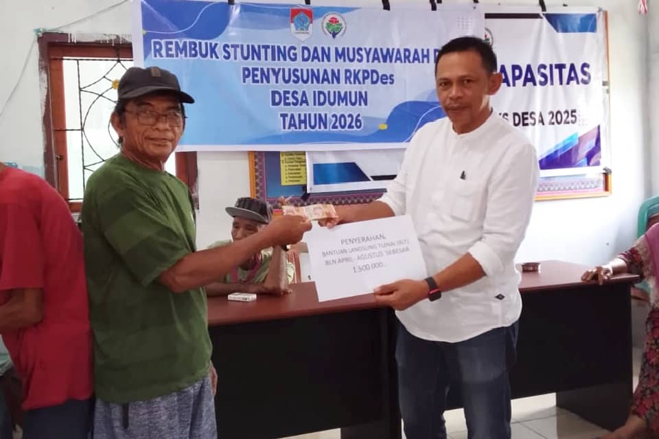 Warga Desa Idumun menerima bantuan BLT Dana Desa