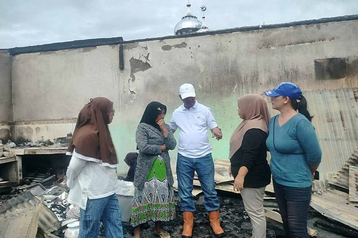 Bupati Boltim Oskar Manoppo meninjau lokasi kebakaran rumah warga di Desa Modayag