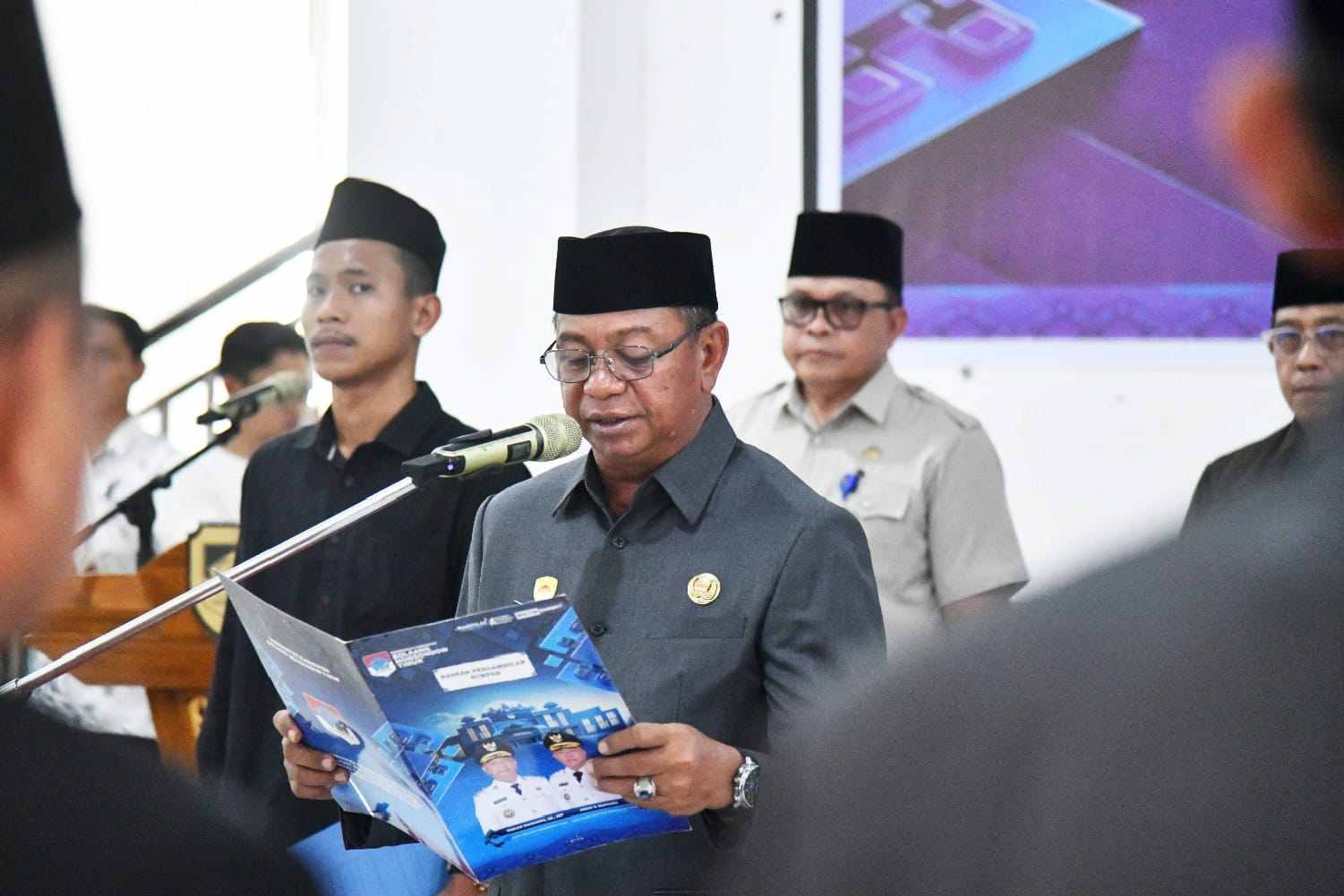 Bupati Oskar Manoppo melantik pejabat di lingkungan Pemkab Boltim