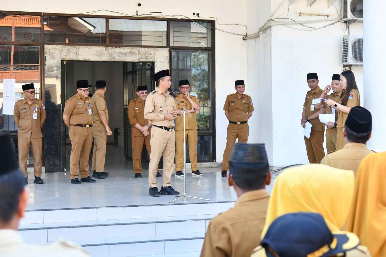 Wabup Boltim Argo Vinsensius Sumaiku memimpin apel kerja ASN di Halaman Kantor Bupati Boltim