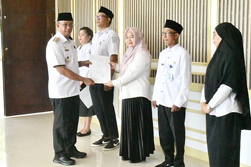 Bupati Boltim Oskar Manoppo menyerahkan surat Plt kepada lima ASN